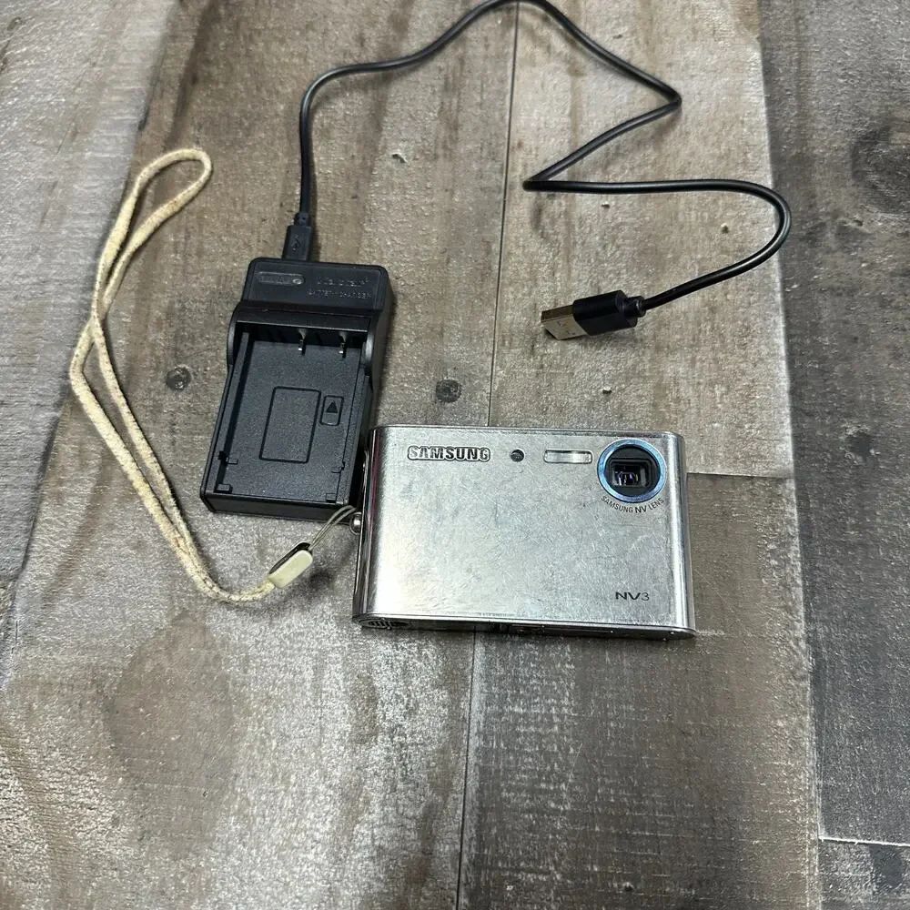 Samsung NV3 7.2MP Digital Camera Silver - Tested with CHARGER